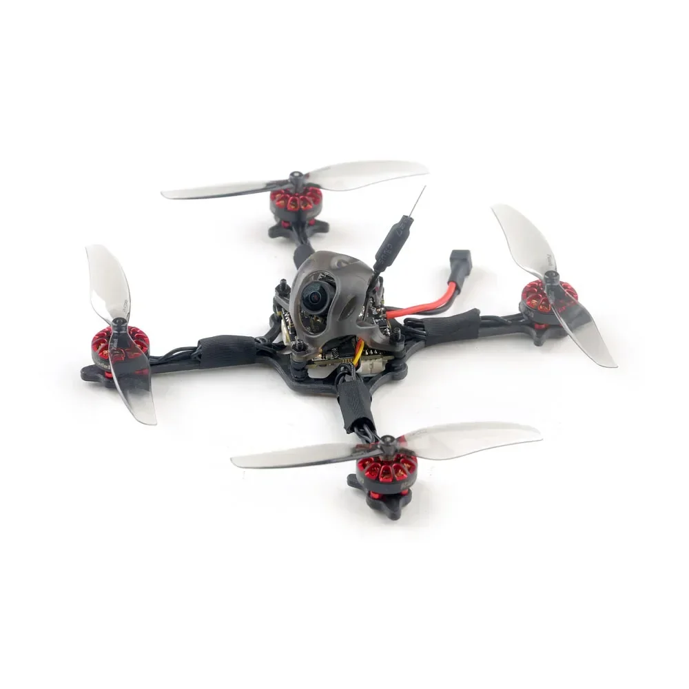 Gros plan sur le drone Happymodel Crux3 1S ELRS, mettant en évidence les hélices, le moteur brushless et le câblage
