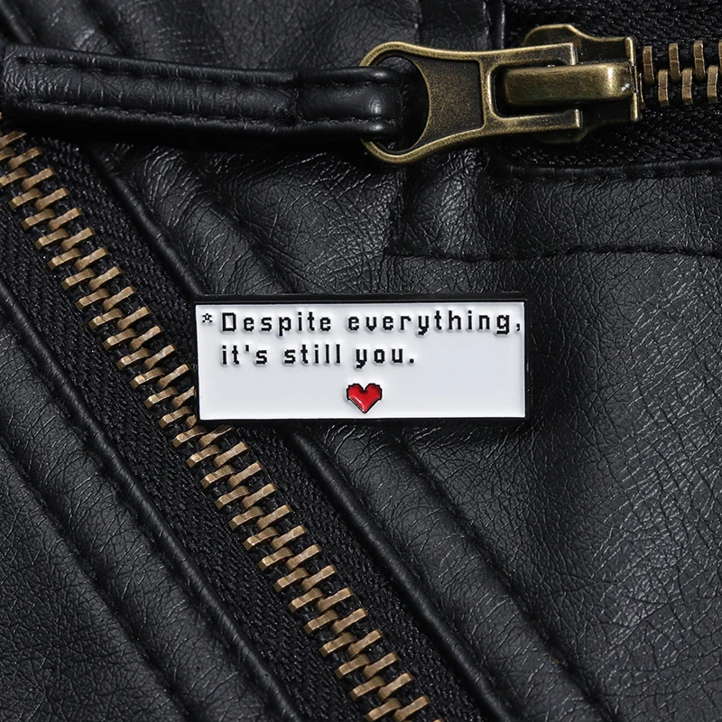 Despite Everything It's Still You Emaille-Anstecknadel, cooles Cosplay-Spiel, Zitate, Brosche, Anstecknadel, lustiger Schmuck, Geschenk für Fans und Freunde – Detail 4
