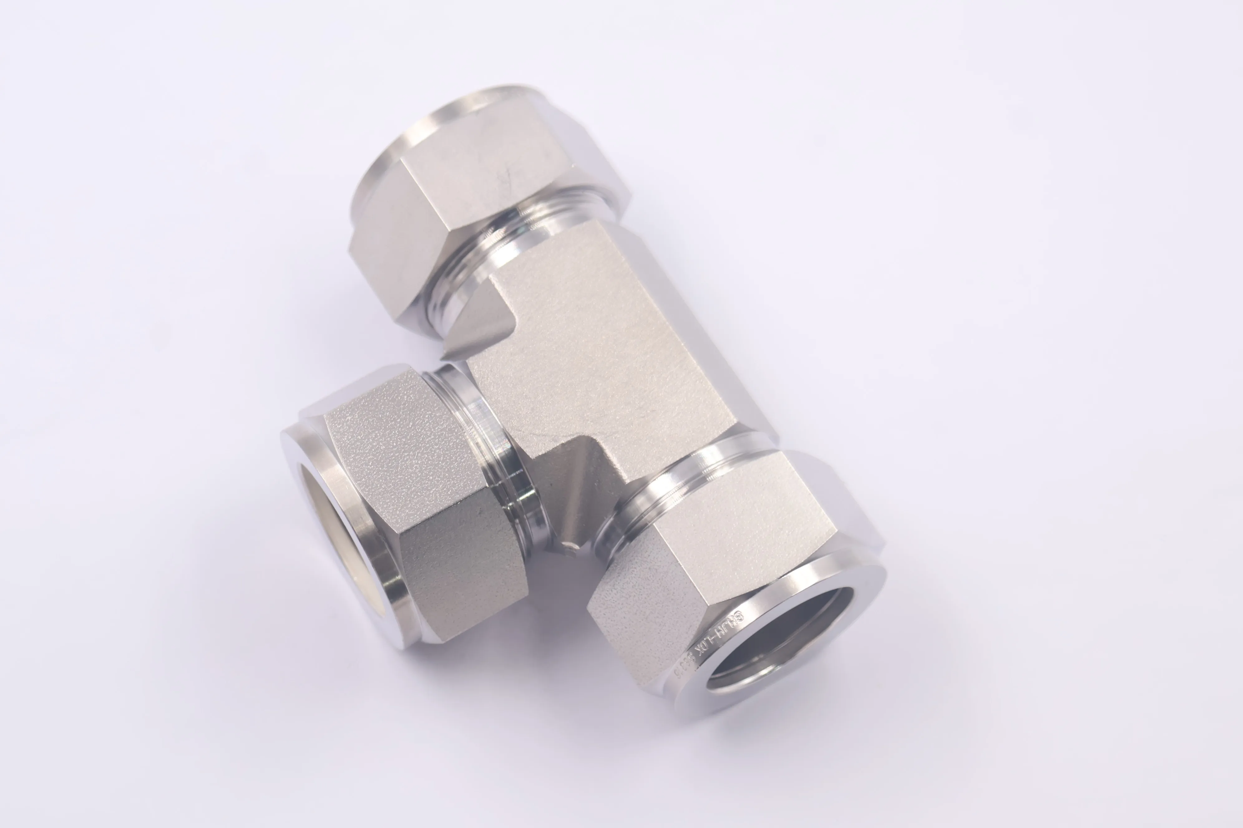 SS-1610-3, Stainless Steel Tube Fitting, Union Tee, 1 in. Tube OD, Can Combination with Swagelok