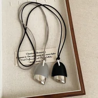 Collier ras du cou Minar au design unique en cuir PU noir et bleu clair avec pendentif en forme de pomme de pin métallique pour femme, chaîne longue réglable 1