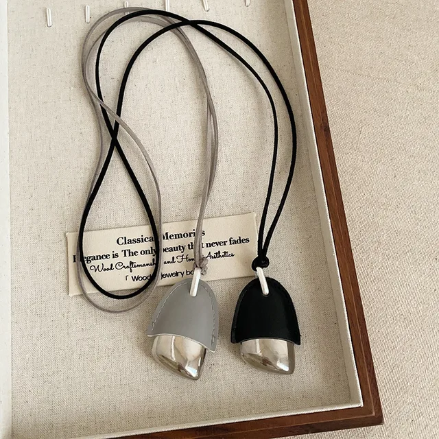 Collier ras du cou Minar au design unique en cuir PU noir et bleu clair avec pendentif en forme de pomme de pin métallique pour femme, chaîne longue réglable 1
