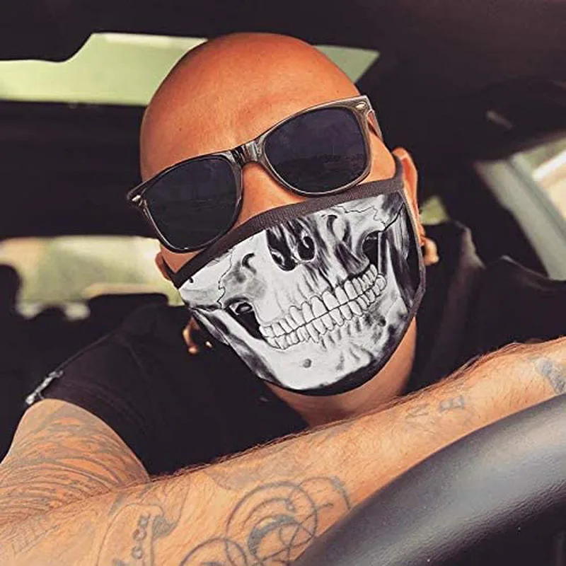 Gros plan sur un masque en coton double couche avec un visage souriant, alliant protection anti-poussière et humour au quotidien.