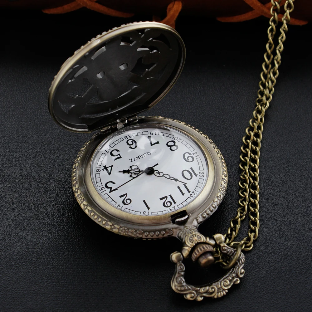 Anime Theme Yellow Hat Pirates Skull Pattern Hollow Quartz Pocket Watch with Pendant Necklace Men's and Children's Gift