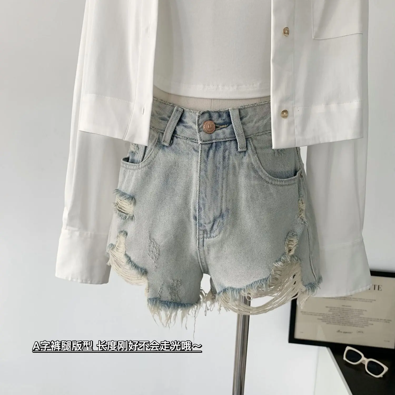 Рисунок 2 - Пряные джинсовые шорты для девушек с потертостями