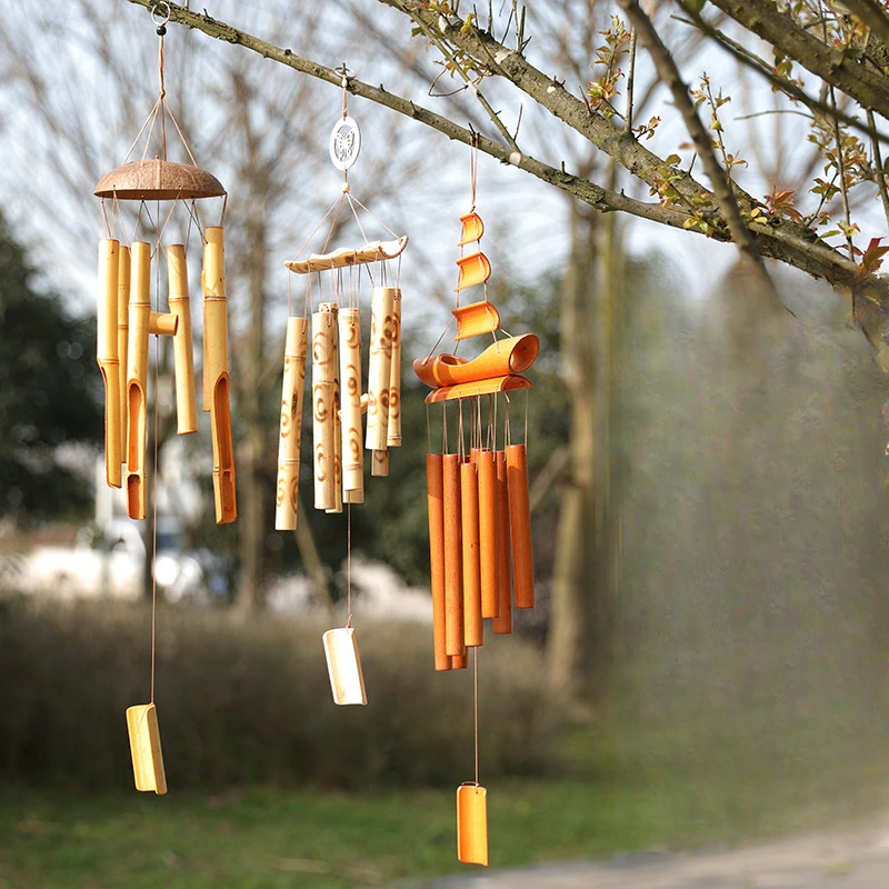 Bamboe windgong hangend aan tak