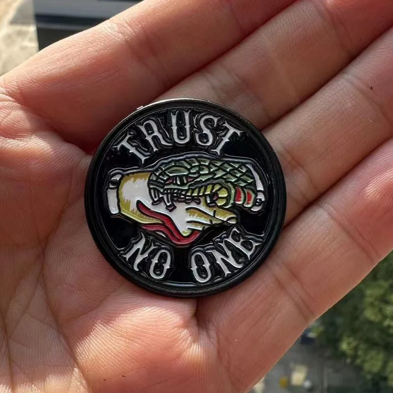 Brosche „Trust No One“ mit philosophischem Zitat, Krokodil-Biss-Abzeichen, Kleidung, Tasche, Zubehör, Geschenk für Studenten
