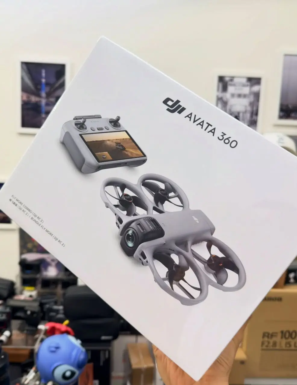 DJI Drone Premium 4K survolant un paysage avec caméra GPS, idéal pour vos achats en ligne.