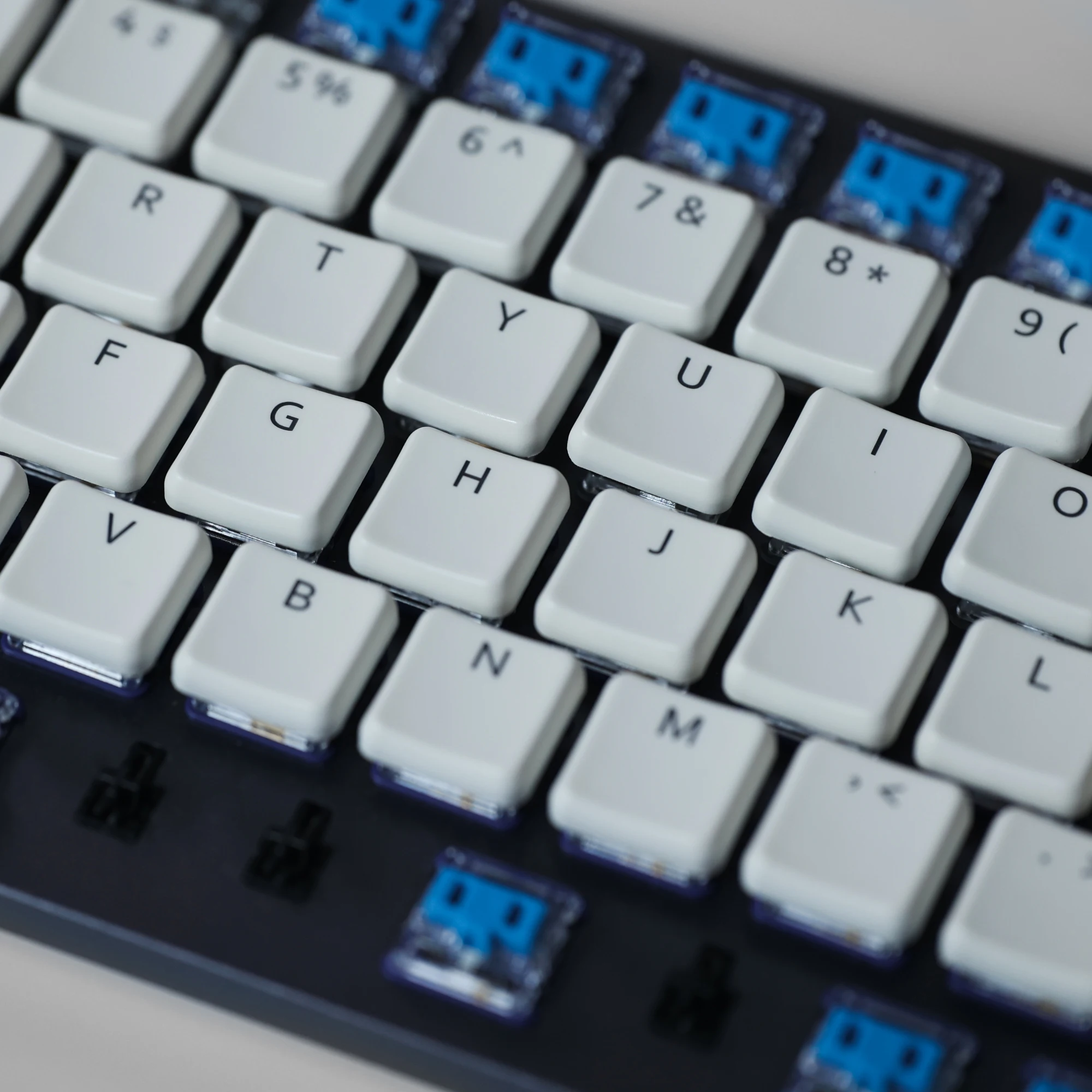 Chosfox 69 키 CFX 흰색 반투명 로우 프로파일 Choc PBT 키캡 Kailh 1350 로우 프로파일 스위치 용 RGB 기계식 키보드Chos
