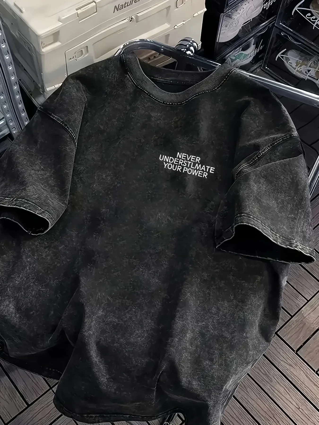 Vintage Acid Wash "Never Underestimate Your Power" Grafik-T-Shirt Übergroßes Streetwear Baumwoll-Oberteil Grafik-T-Shirts – Detail 9
