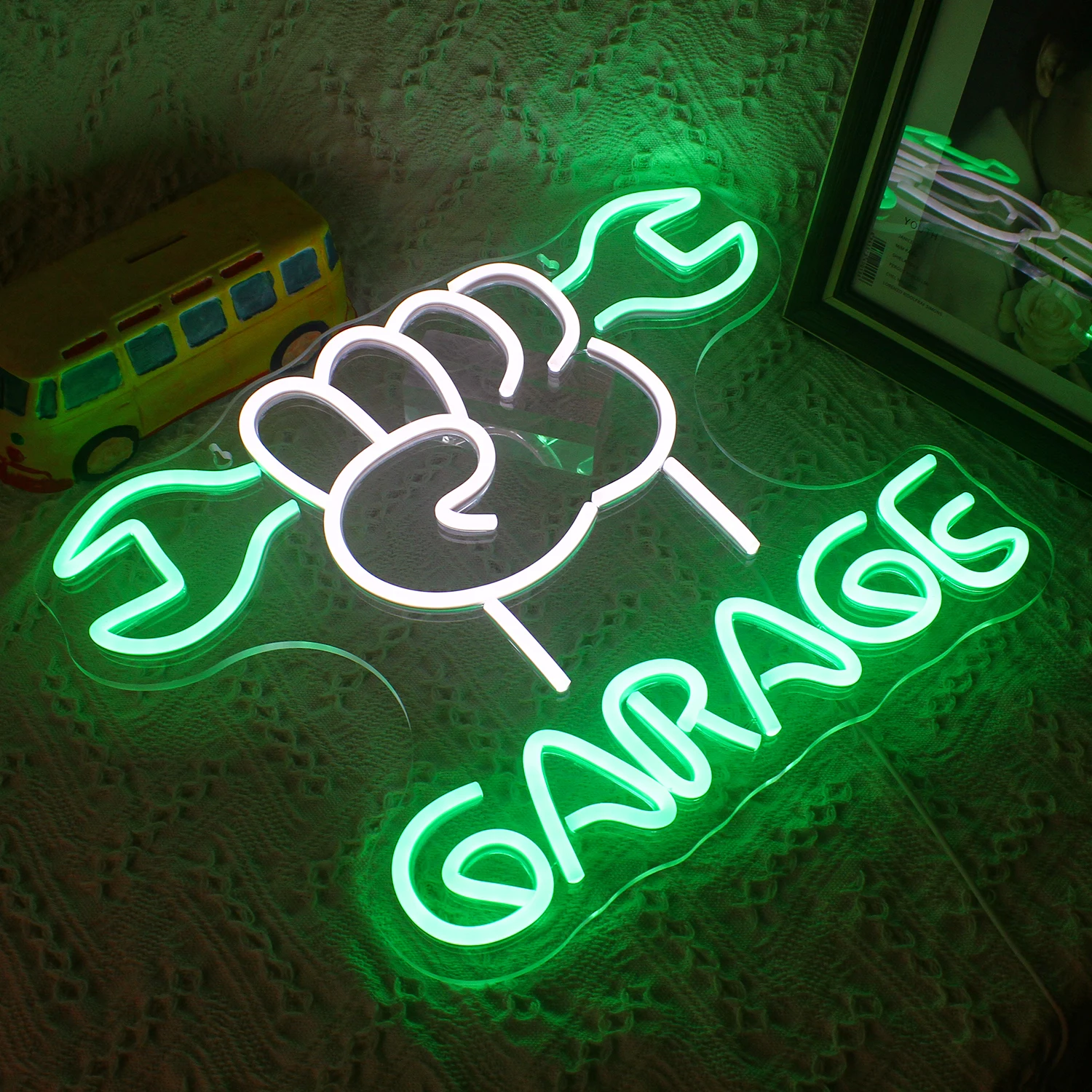 Insegna al neon con freccia rossa | Arte da parete a LED audace | The