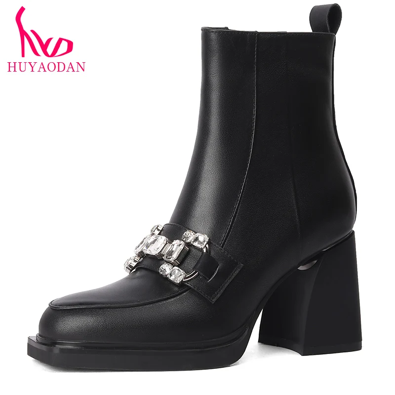 

Женская обувь HUYAODAN, новинка 2023, Брендовые женские ботильоны из натуральной кожи на платформе и высоком массивном каблуке со стразами, рабочая женская обувь 34-40