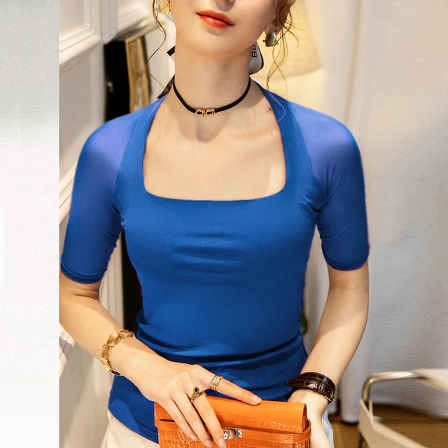 우아함과 편안함이 공존하는 스퀘어 넥 반팔 티셔츠