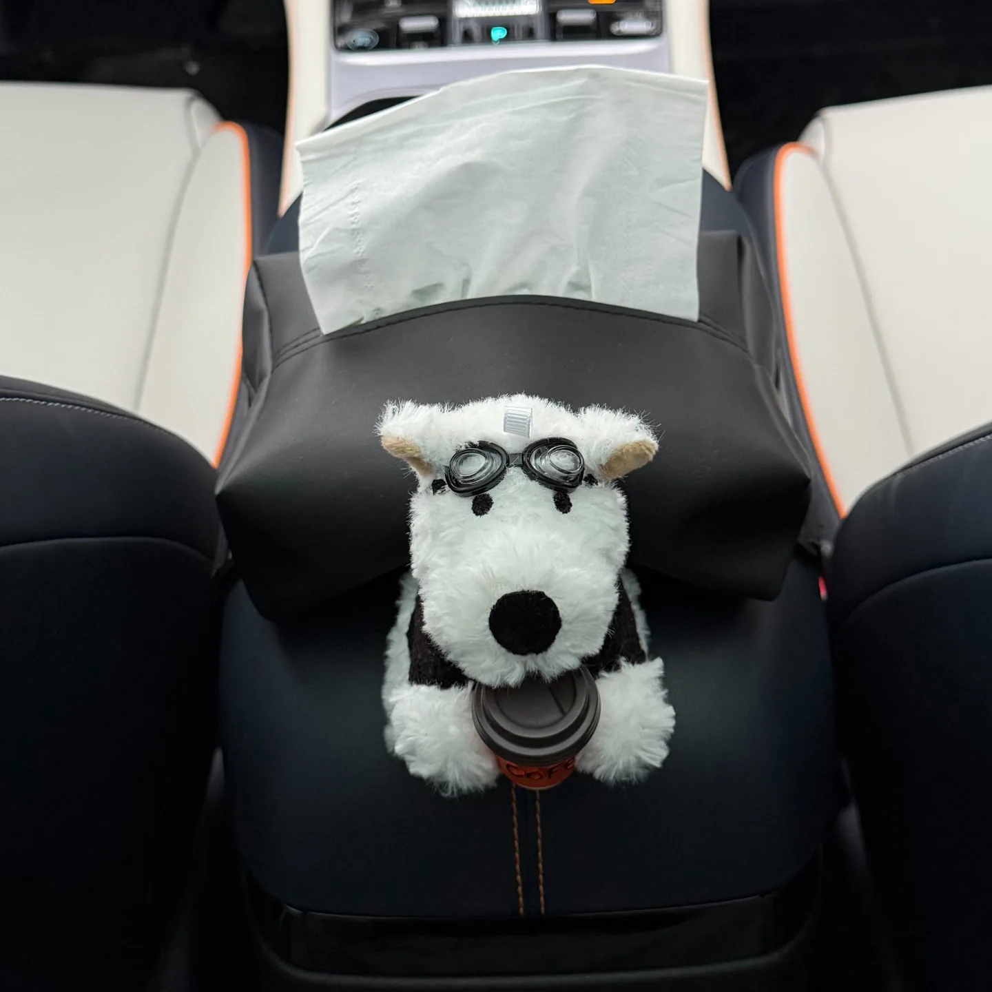 커피 애호가를 위한 차량용 티슈 박스 플래드 디자인 강아지 인형 홀더 팔걸이 박스 차량 내부 소프트 플러시 소재 수납 정리함