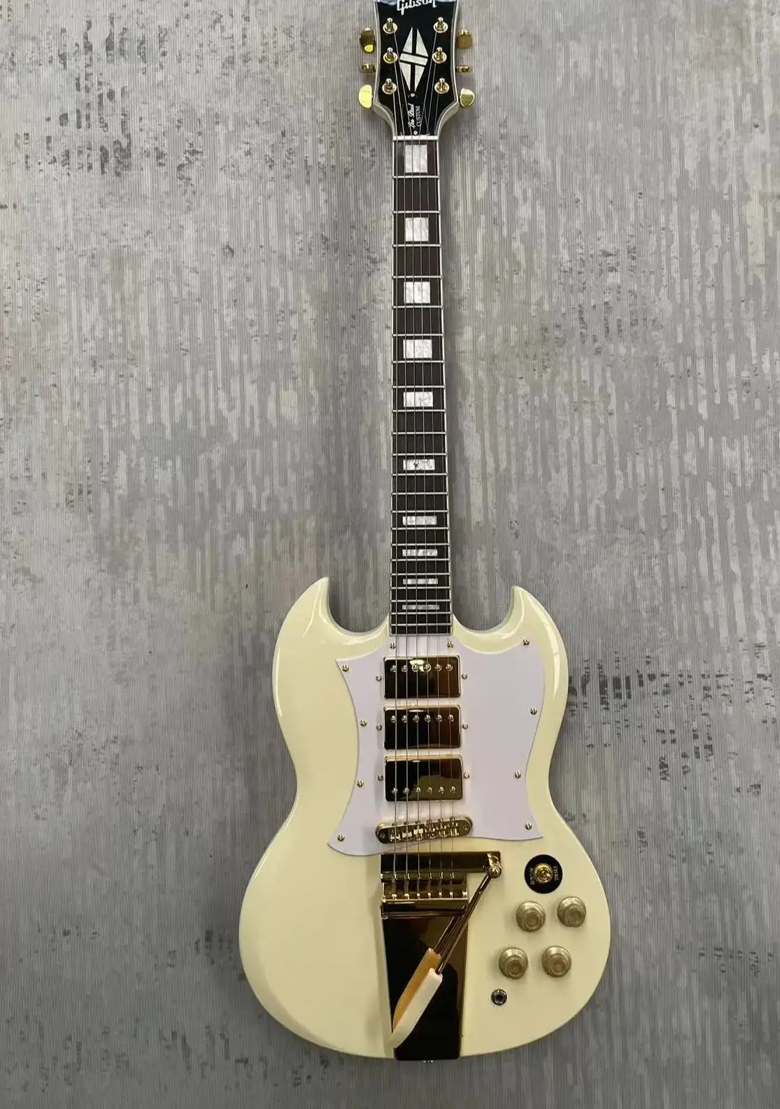 

Gib$on guitar, cream white, S~G, drawstring board with G logo, mahogany body, rosewood fingerboard, stand 2 days shipping,