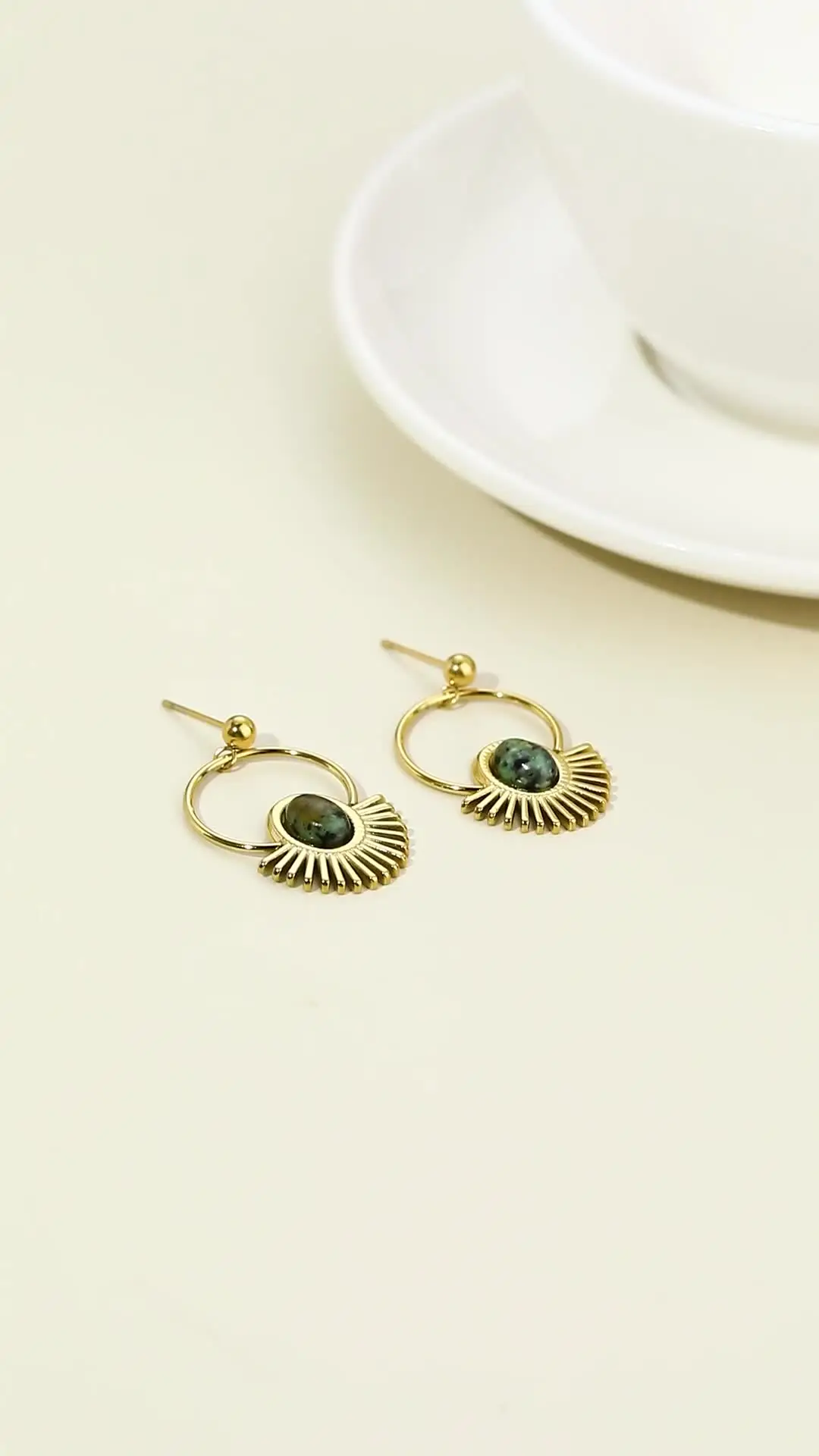 Boucles D'oreilles Et Pendentif Vintage En Pierre Verte Signés JHB - Occasion - Bijou Ancien