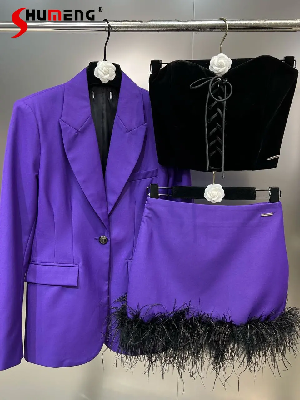 

Женский вельветовый костюм из трех предметов, короткий жилет и блейзер фиолетового цвета с юбкой из страусиных перьев, весна 2023