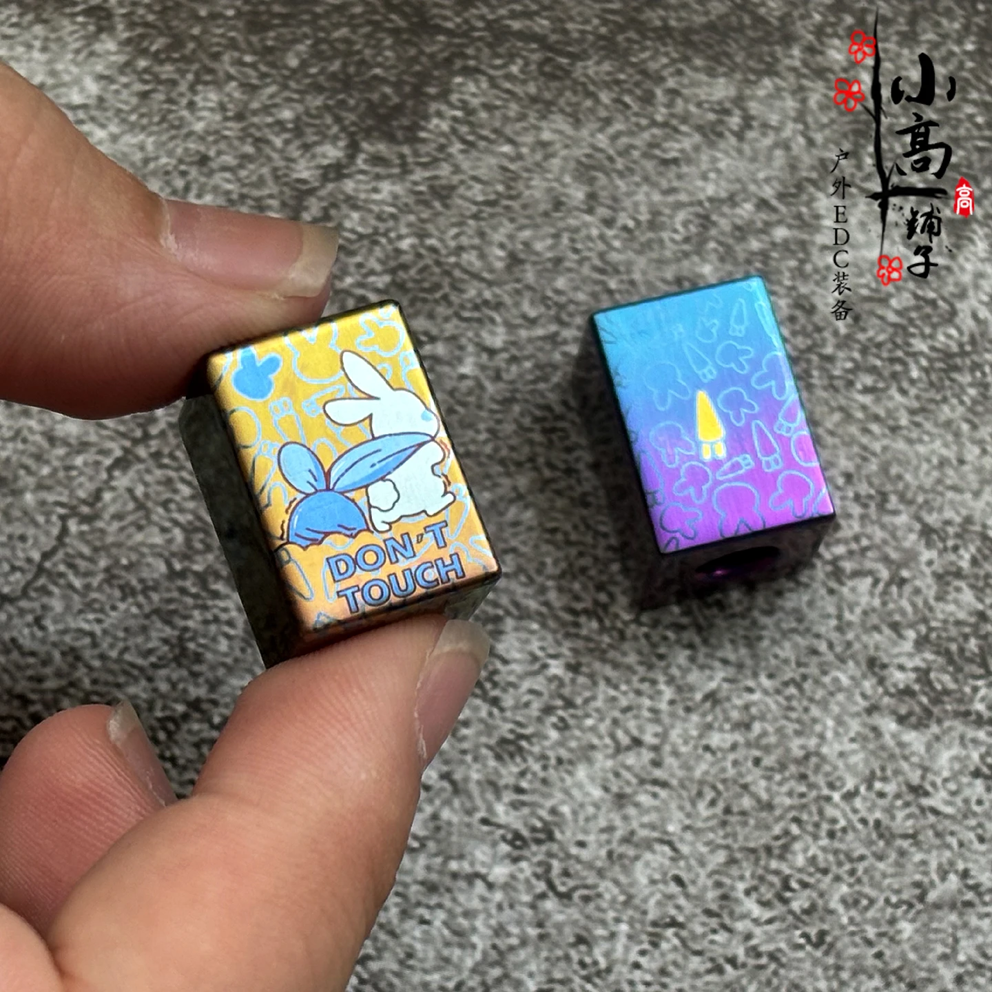 1PC EDC 포켓 도구 티타늄 합금 칼 구슬 DIY Paracord 구슬 손전등 열쇠 고리 스트레스 릴리프 푸시 카드 펜던트