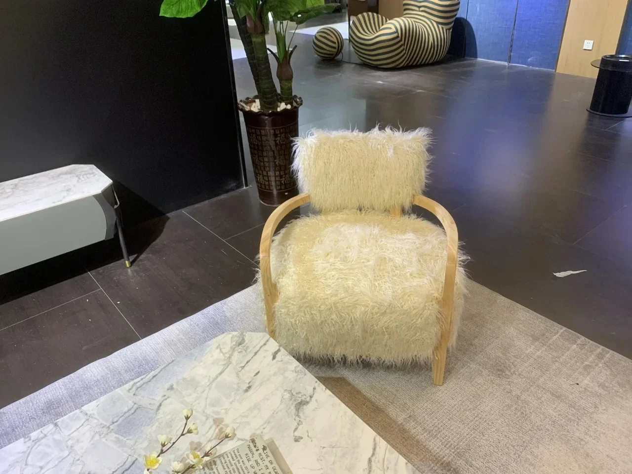 Description Picture 3 of itemNordic Fabric Living Room Chairs Home Furniture Wooden Lounge Chairs Light Luxury Creative Living Room Back Armchair with Pedal