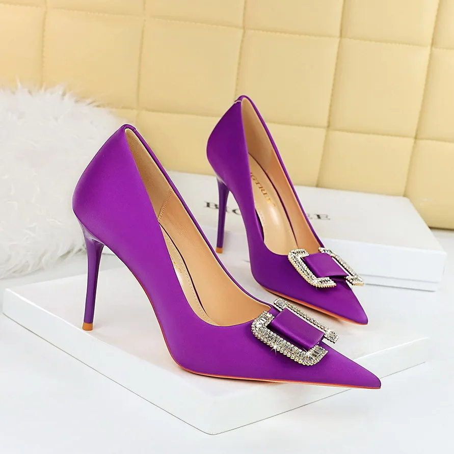 thumbnail image 1 of Zapatos de tacón alto de moda para banquetes con tacones finos, de boca poco profunda, puntiagudos, de satén, con botones de diamantes de imitación de metal para mujeres, 1 of 5