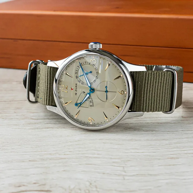 Primo piano della cassa e corona dell’orologio pilota