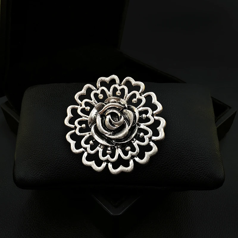 

1926 Magnetic Metal Embossed Round Flower Brooch Exquisite High-End Corsage Vintage Luxury Neckline Pin Accessories Jewelry Gift