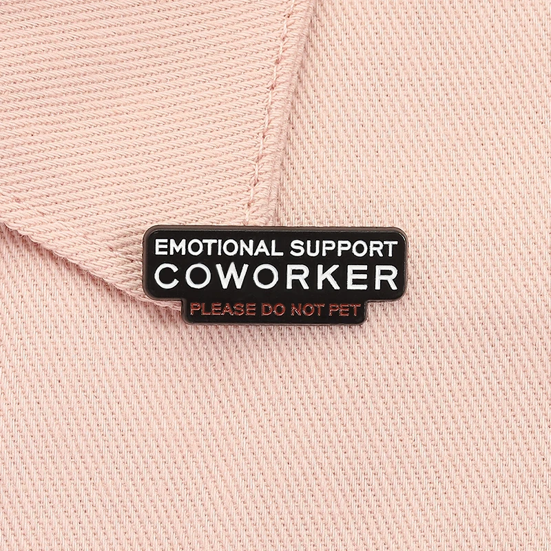 Emotional Support Coworker Please Do Not Pet Emaille-Anstecknadel Humor Büroarbeit Zitate „Noch 8 Stunden lang vorgetäuscht, als würde ich arbeiten“ Brosche – Detail 20