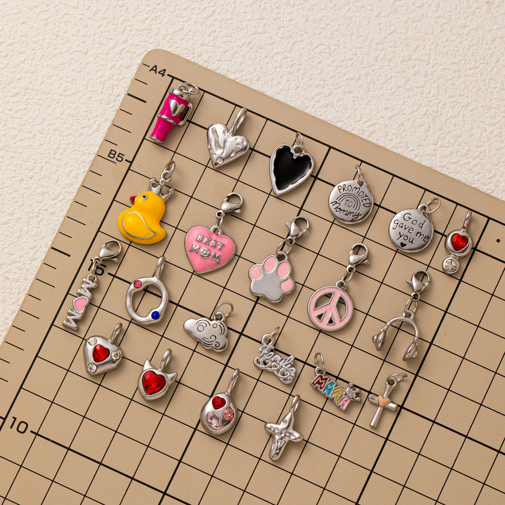 Kleine gelbe Ente Mama Cat Claw Cross Kopfhörer DIY Anhänger ein Nischen-Modetrend-Charms für Schmuck