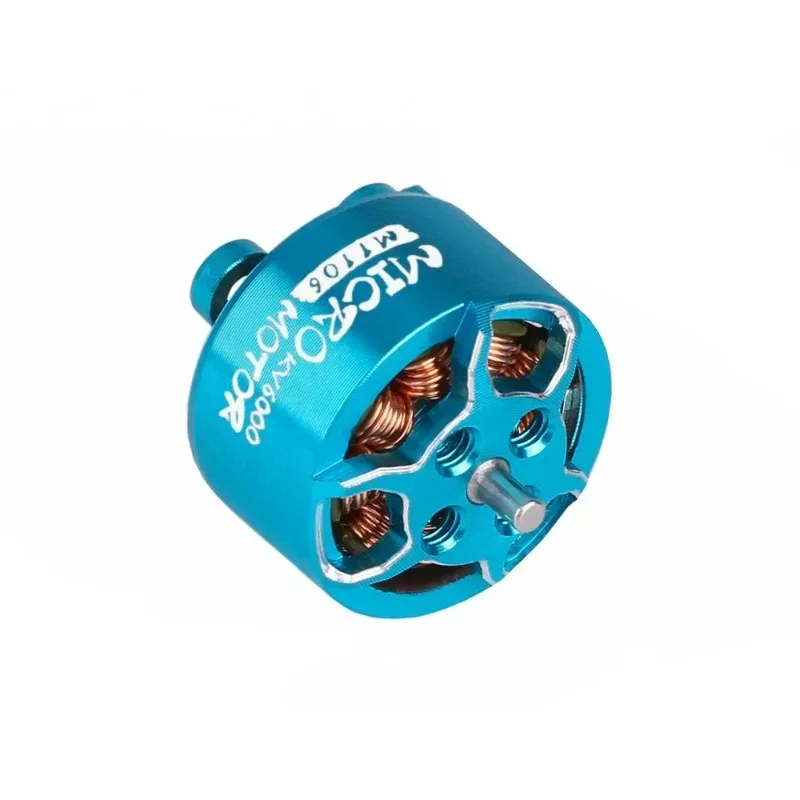 Moteur brushless M1106 6000KV monté sur un bras de drone FPV micro, montrant sa taille compacte