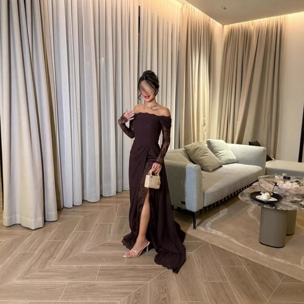 فستان أوف شولدر بني بتفاصيل دانتيل وقصة فاخرة
