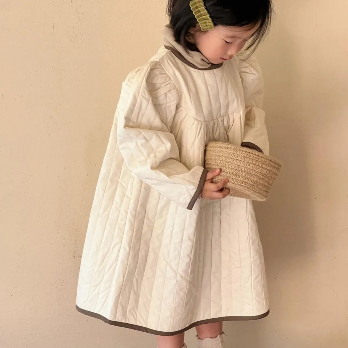 

Детское зимнее платье для девочки, новинка 2023, однотонное стеганое хлопковое ретро платье с круглым вырезом, модное и популярное