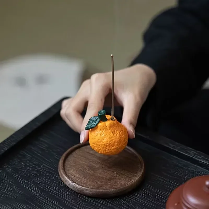

Креативная керамическая курильница с оранжевой нитью для помещений
