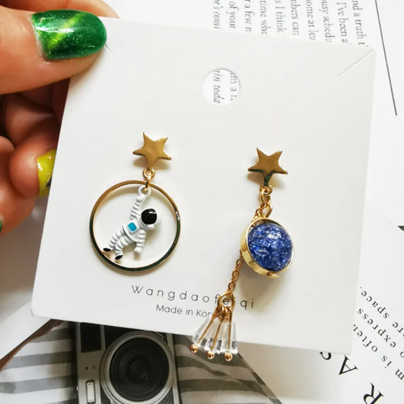 

1Pairs Cute Cartoon 3D Astronaut Spaceman Earrings For Women Girls Asymmetrical Planet Star Moon Earrings Fashion Jewelry