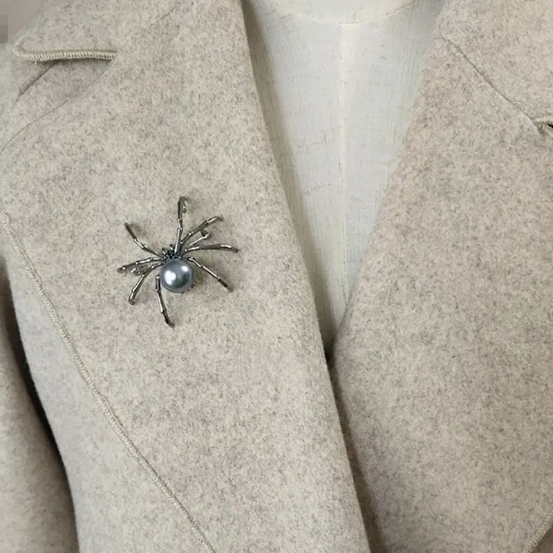 Pin Brooches Exaggerated Black White Spider Creative for Men Women Party Clothes Scarf Accessories Gift