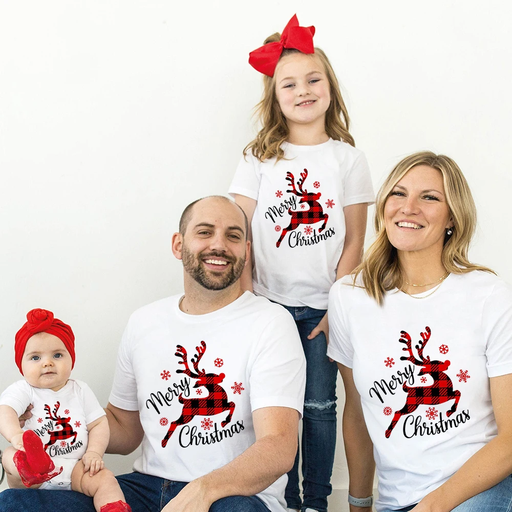 thumbnail image 2 of Conjunto familiar a juego con estampado de Feliz Navidad, ropa de fiesta de Navidad, camiseta para mamá, papá, hija e hijo + body para bebé, conjunto familiar de moda, 2 of 5