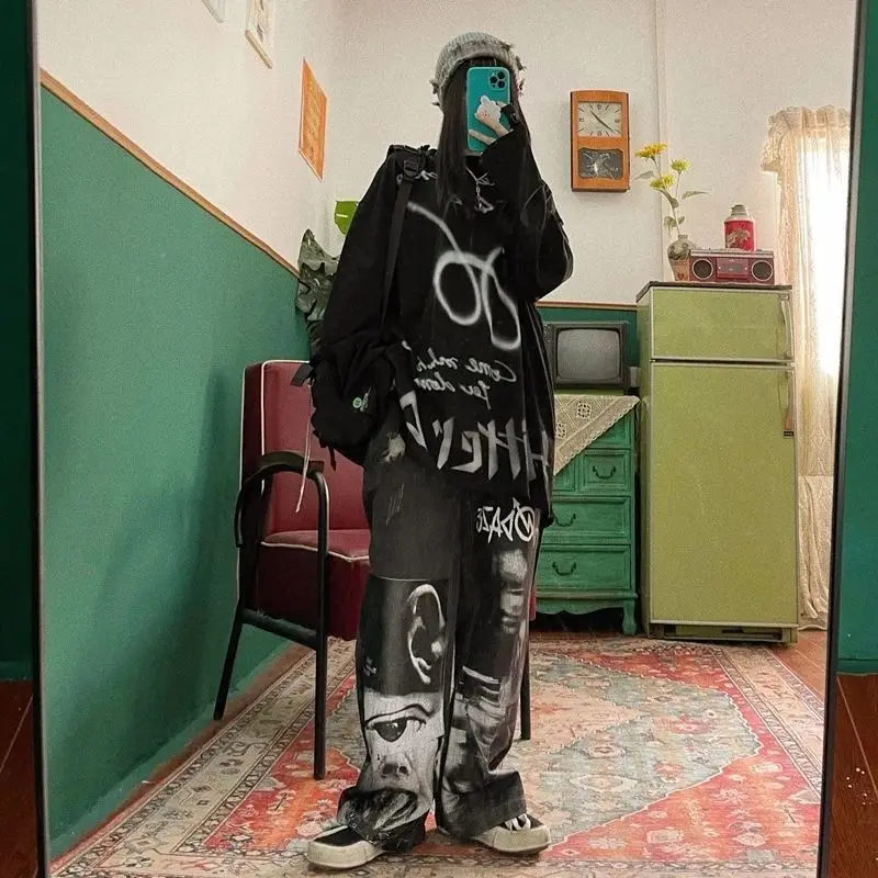 Рисунок 5 - Женские рваные джинсы в стиле Харадзюку