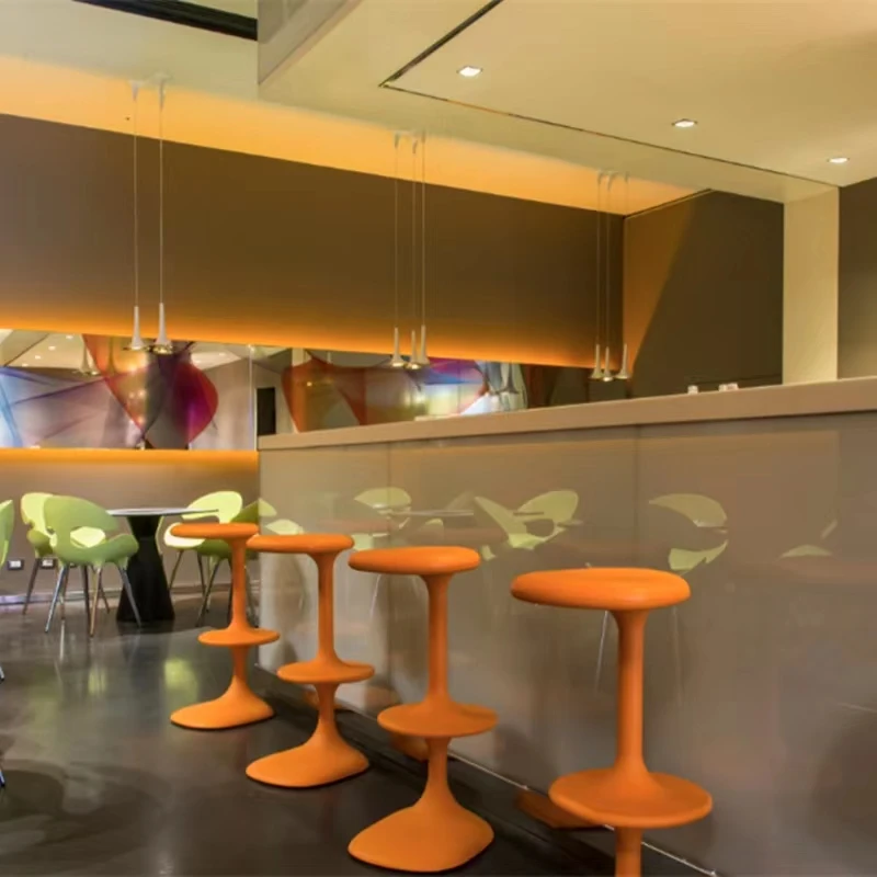 Рисунок 2 - Дизайнерские минималистичные барные стулья