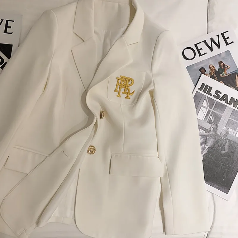 Рисунок 3 - Женский офисный блейзер с буквенной вышивкой