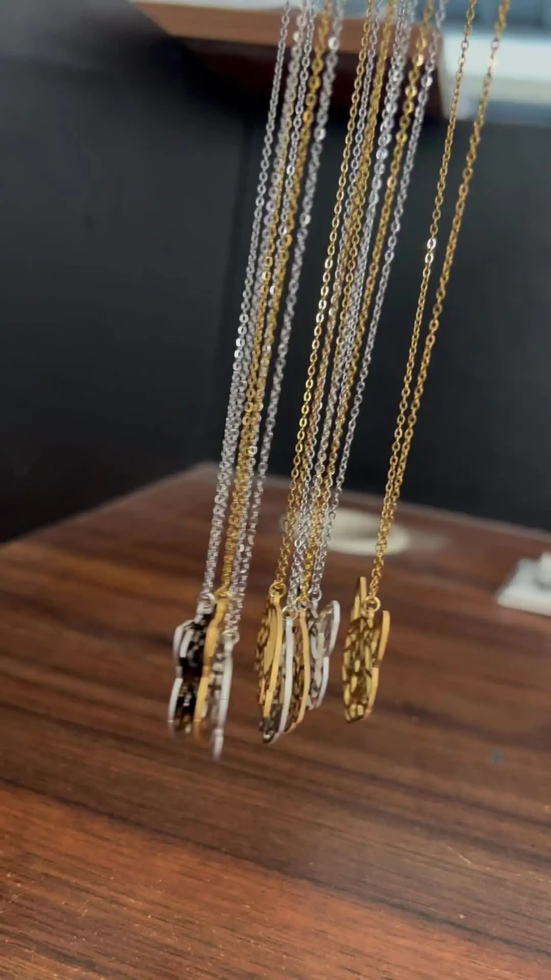 BNQL Collana da Donna Con Ciondolo a Forma di Pallavolo - Regalo per Giocatori, Gioiello per Ragazze in Acciaio Inossidabile