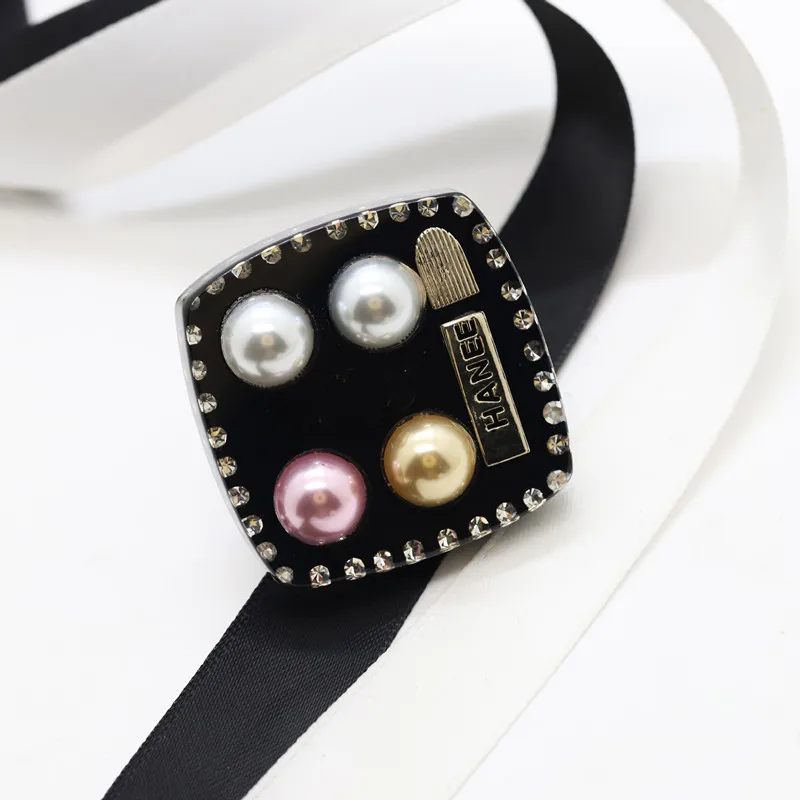 

Stylish acrylic rhinestone Jee brooch