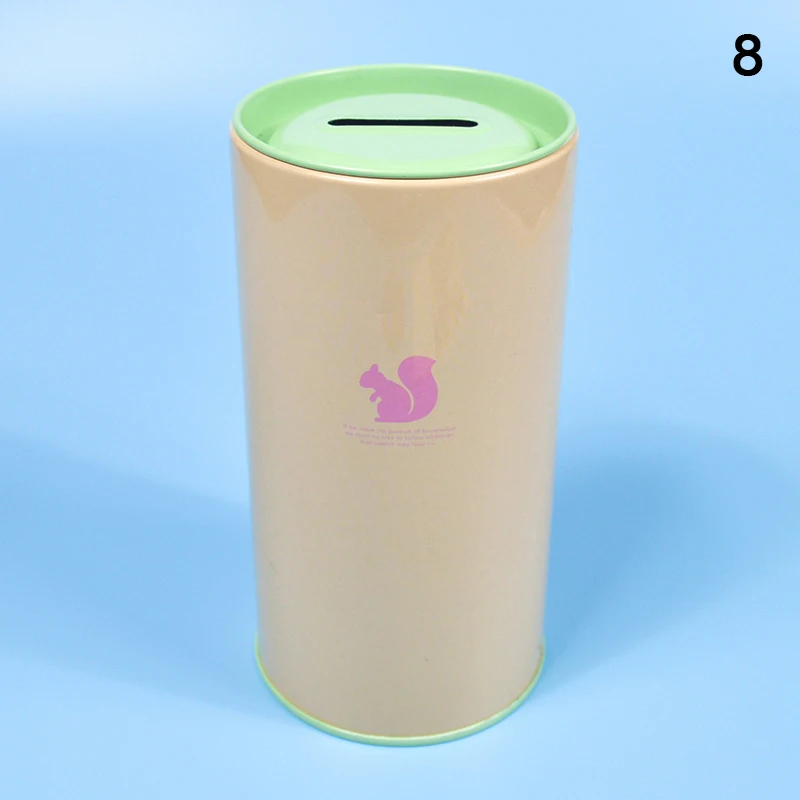 Cofrinho de metal em formato de porquinho, com estampa de animais em cores vibrantes. Ideal para guardar objetos diversos, presentes e itens de decoração. Perfeito para guardar dinheiro._voghion.com