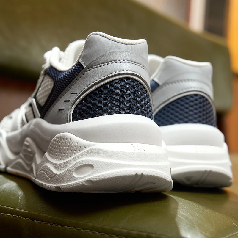 أحذية رياضية مضادة للانزلاق