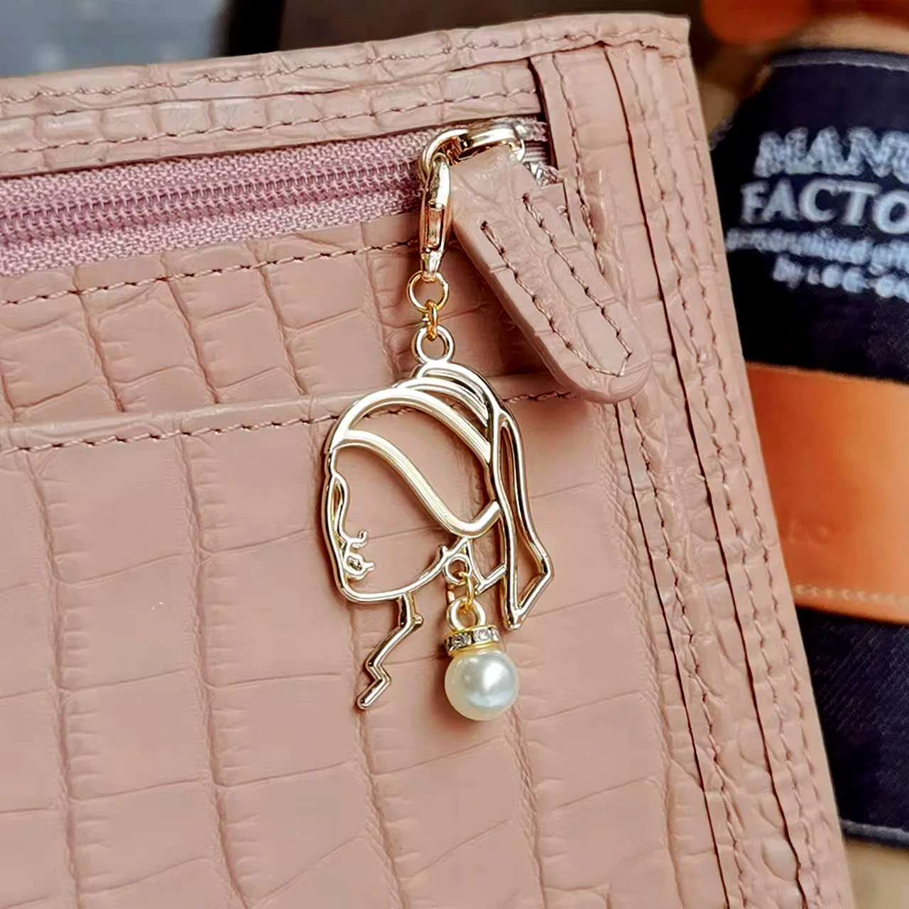 https://ae01.alicdn.com/kf/Sc45324a742b647c99e02b78cb44c3a4az/INS-Girl-zipper-head-for-Journal-Notebook-Pearl-Pendant-Organizer-Decoration-Cute-Planner-Accessories.jpg