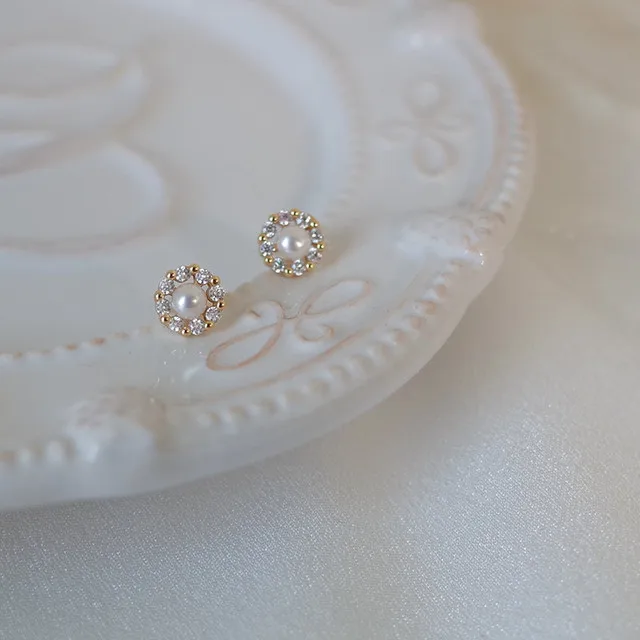 Upscale 14k Gold Luxury Zircon Pearl Twist Stud Earrings