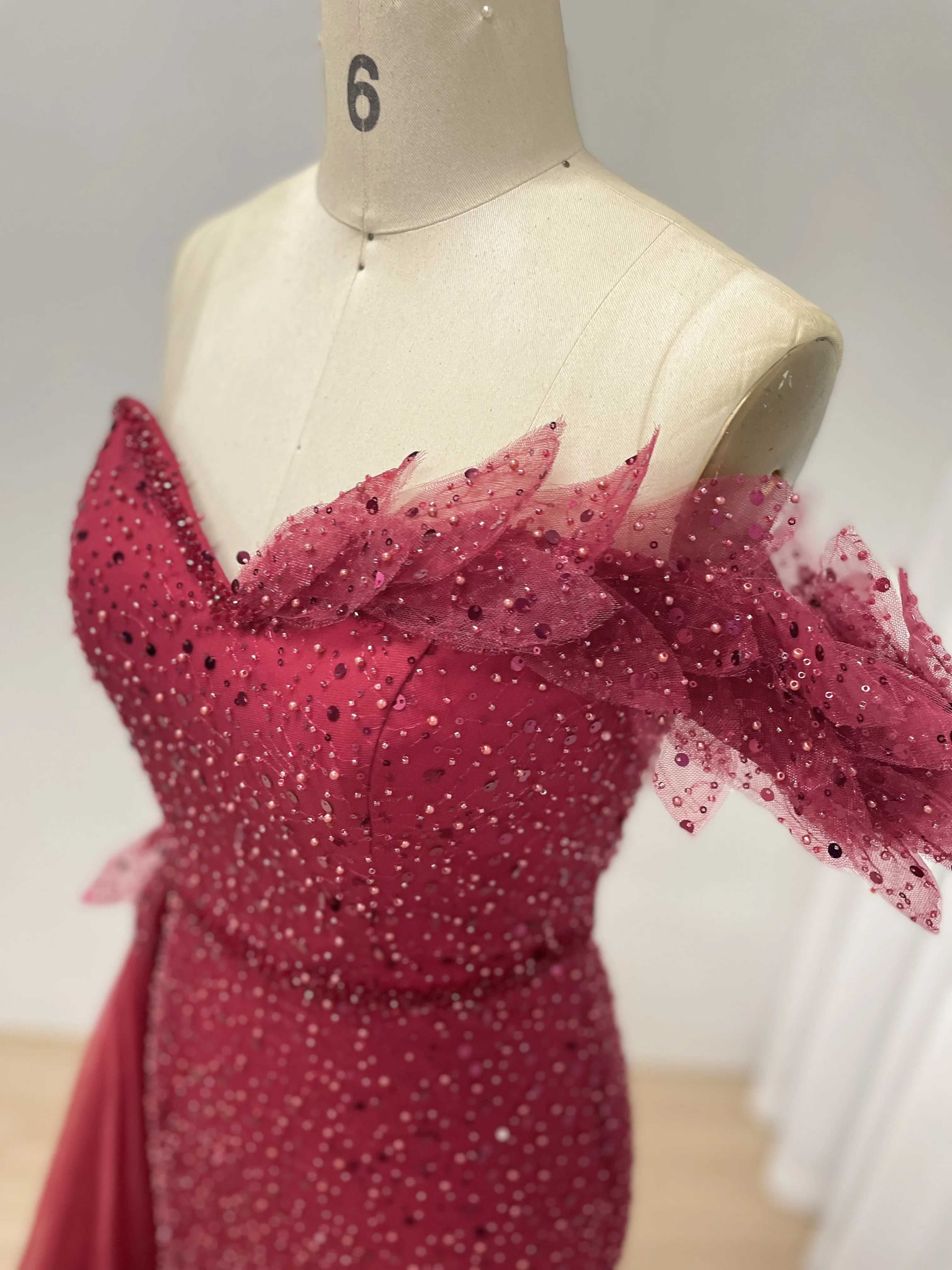 MYMB Tuning Rotes, trägerloses Abendkleid mit Pailletten und hohem Schlitz und Blumenakzent für Damen, Abschlussball-Abendkleid, individuell gestaltet MB40375 – Detail 5