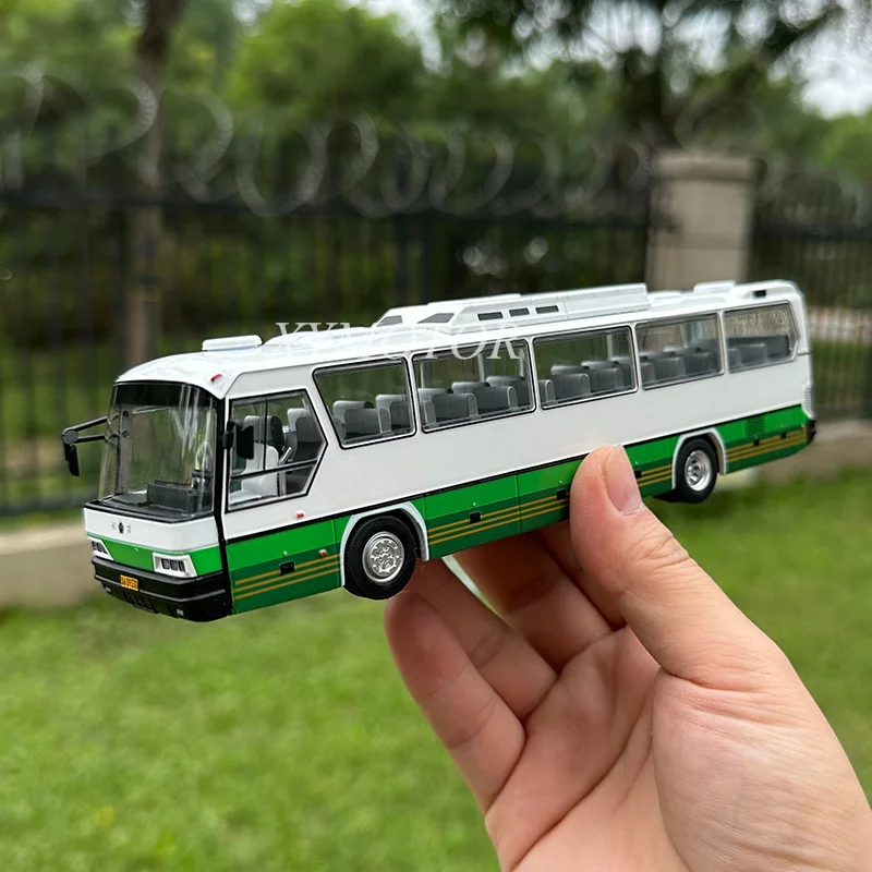 

XCARTOYS 1:64 Northern BFC6120 luxury tourist car Ameco Diecast Model Car Bus Toys Gifts Hobby Display Ornaments Collection
