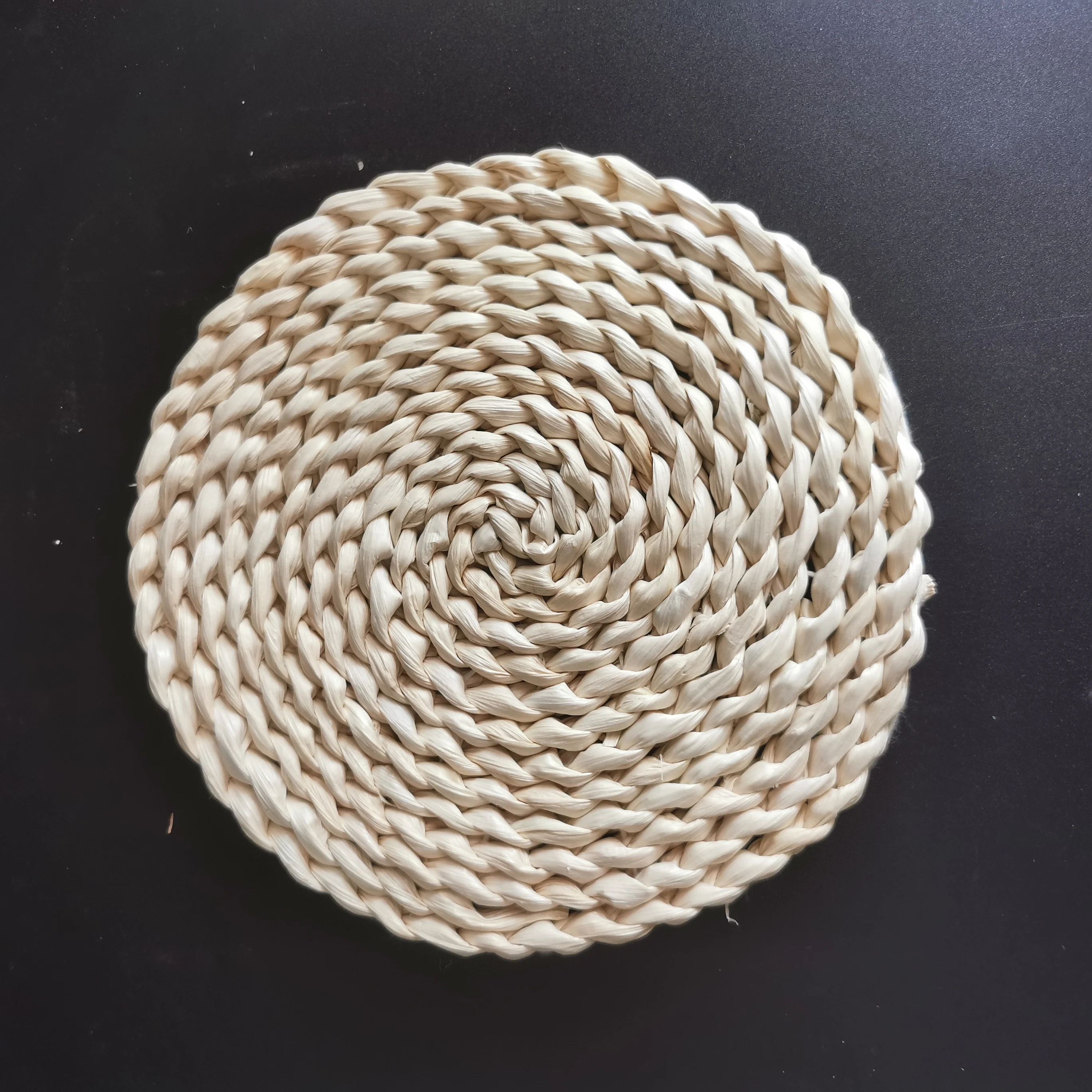 

Eco Friendly Woven Round Grass Nature Fiber Corn Husk Colour Craft Tableware Cane Placemat