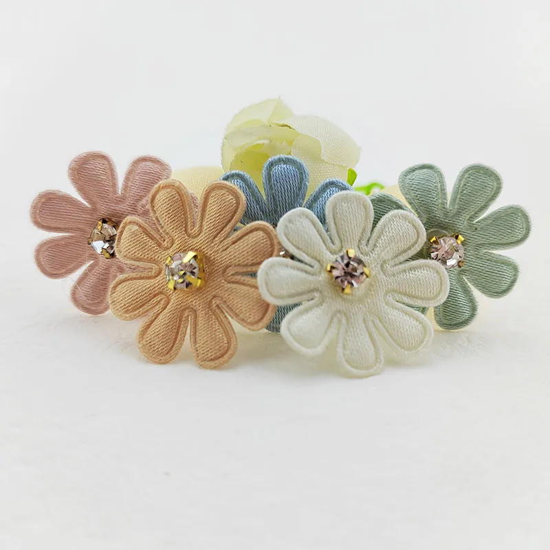 100Pcs 2,5 CM Blume Gepolsterte Appliques Mit Strass Für Kleidung Hut Nähen DIY Headwear Haar Clip Zubehör Patches