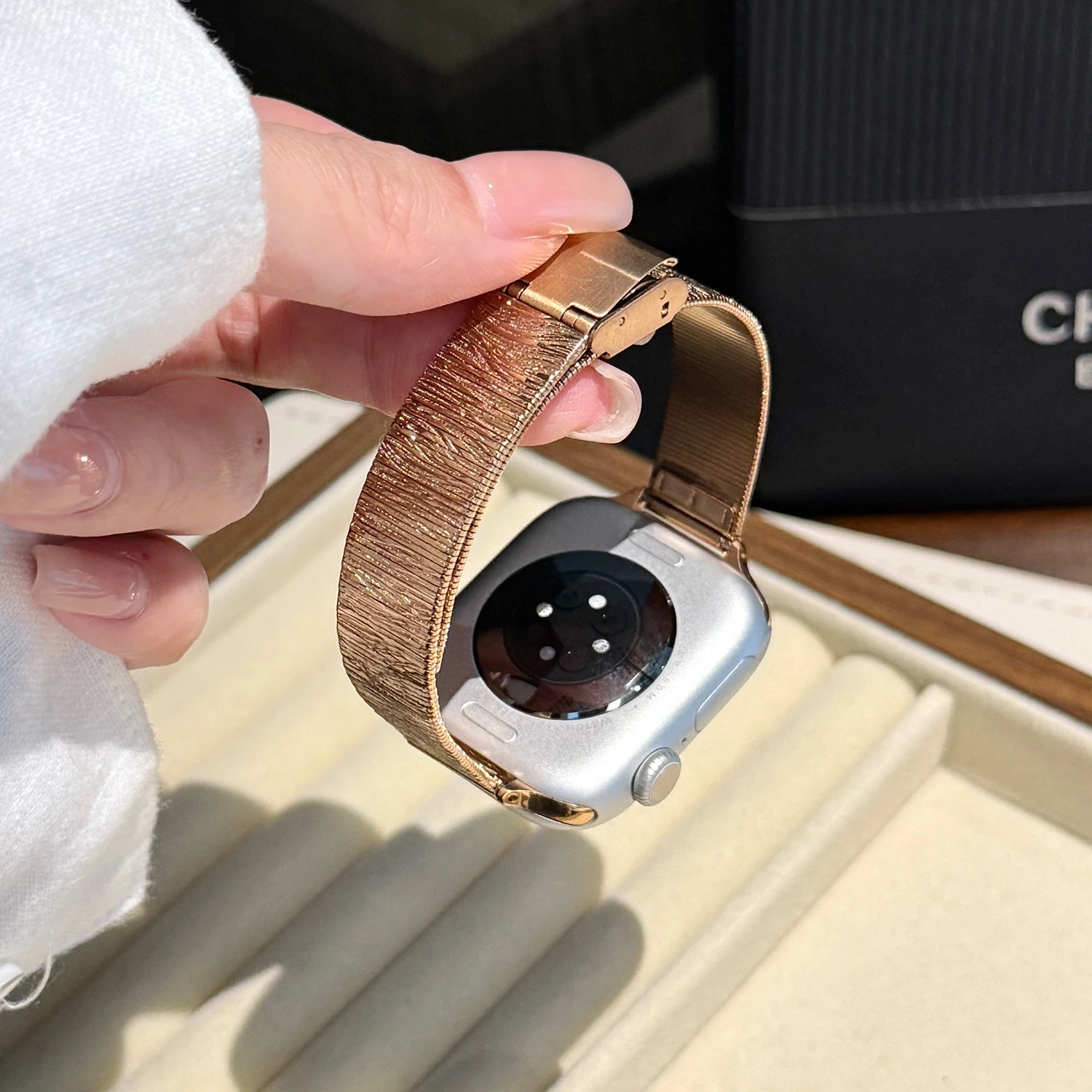Niedriges, luxuriöses, gewelltes Edelstahlarmband für Apple Watch S10 42 mm 46 mm 45/44/41/40–38 mm Damenarmband für Armbänder der IWatch-Serie – Detail 22