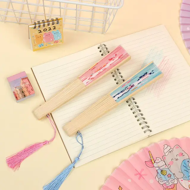 Divat Nyári Aranyos Rajzfilm Kis Összecsukható Kézi Rajongó Gyerekek Diákok Hordozható Lány Ajándék Fotó Prop - Image 3