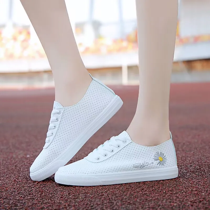 

New Little White Shoes Women's Summer Hollow Breathable Mesh Red Little Daisy Flat Bottom Soft Sole Women's Board Shoes